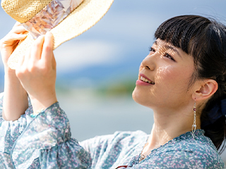 くすみや毛穴、小ジワの影までパッと明るく！透明感に満ちた大人