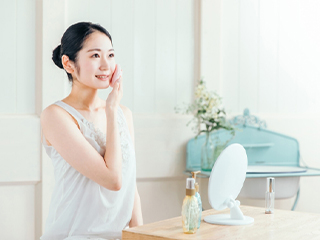 くすみ、毛穴、小ジワもカバー！フェイスパウダーの効果的な使い方と