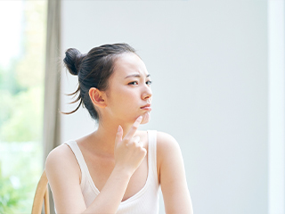 シミの予防＆対策は？透明感あふれる美肌をキープする方法 | 「KOSE」輝き続けるあなたのために。コーセーの美容情報サイト