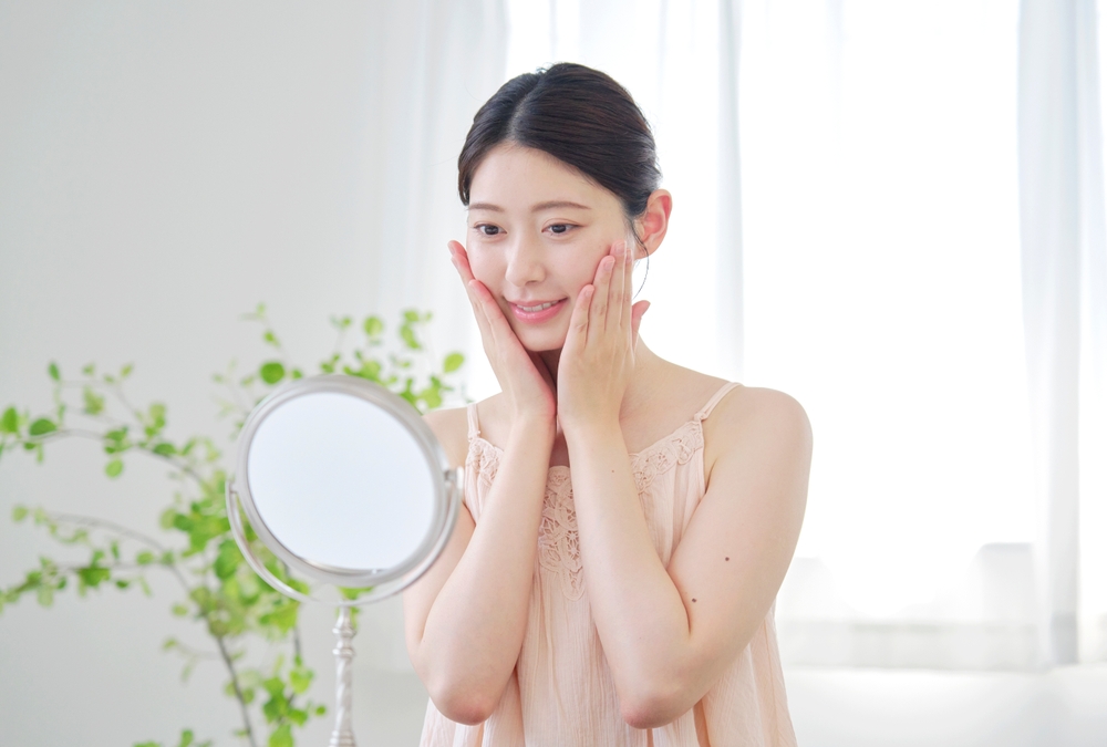 ベースメイクを密着させるには?くずれにくい美肌を叶えるポイントを解説