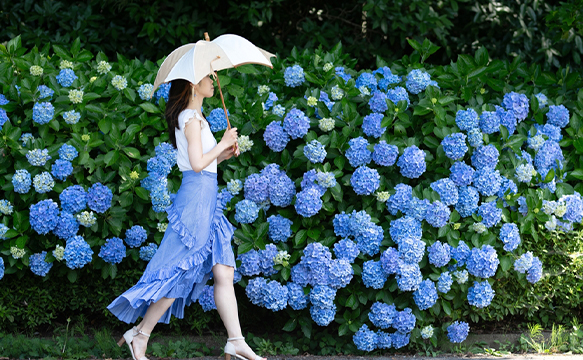 湿気の多い梅雨時期にメイクがよれる原因とは？くずれないアイテム＆テクニックをマスターしよう