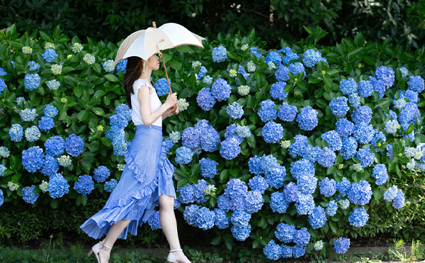 湿気の多い梅雨時期にメイクがよれる原因とは？くずれないアイテム＆テクニックをマスターしよう