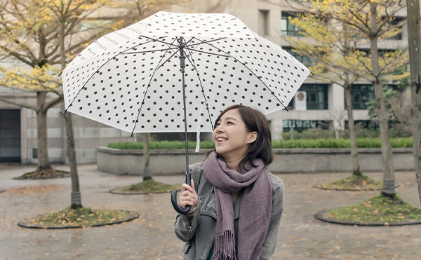 湿気の多い梅雨時期にメイクがよれる原因とは？くずれないアイテム＆テクニックをマスターしよう