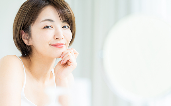 年齢も肌の悩みも跳ね返す。光の拡散効果で、内側から発光するよう艶肌へ！