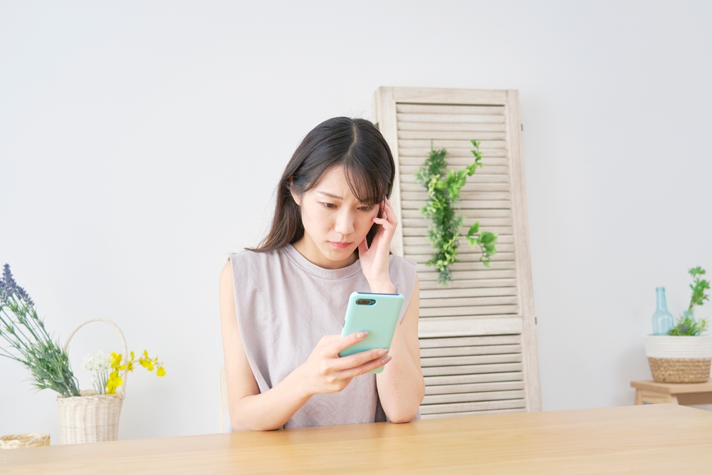 デジタル疲労・SNS疲れが肌あれの原因に?スマホストレスが肌にあたえる影響と対策
