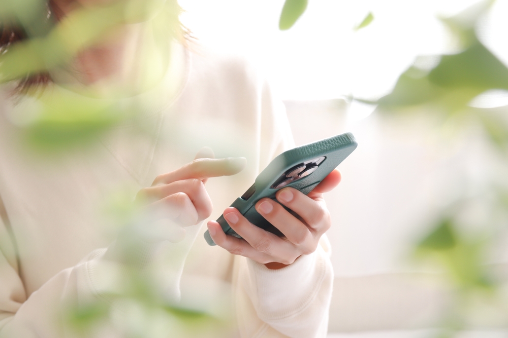 デジタル疲労・SNS疲れが肌あれの原因に?スマホストレスが肌にあたえる影響と対策