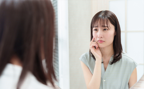 冬の肌がどんよりとくすむ原因は?透明感を取り戻すケア方法を解説