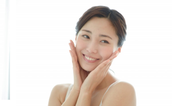いつだってスベスベ肌 日本で唯一、テカリをもとから防ぐ高機能化粧水、誕生